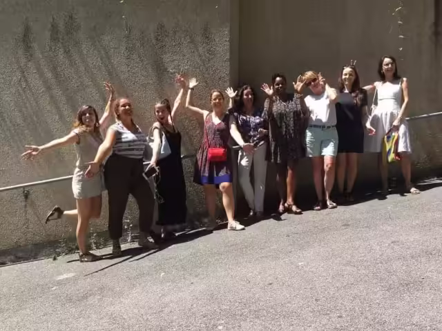 Des écrivaines expriment leur joie pendant un atelier d’écriture Alchimie du Verbe