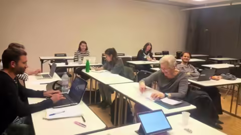 Un groupe d’écrivaines et écrivains participe à un des ateliers d’écriture ludiques et créatifs d’Alchimie du Verbe