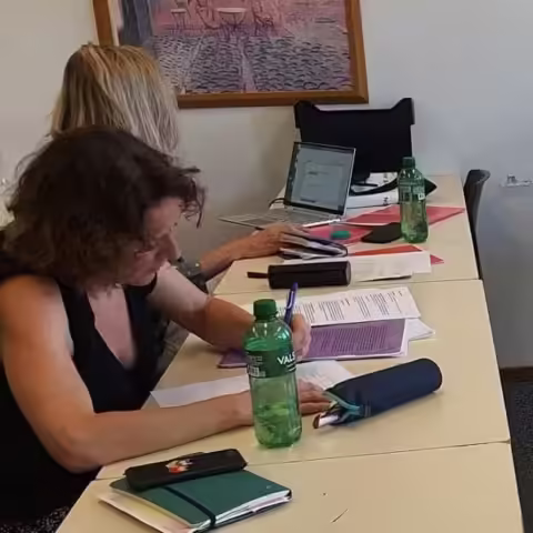 Des écrivaines rédigent au fil des mots dans un cours d’écriture collective.